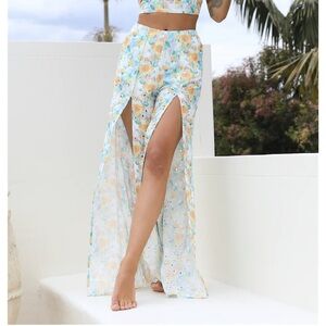 NWT HELLO MOLLY EXCLUSIVE
HELLO MOLLY GRACED BEGINNINGS PANTS FLORAL SIZE L